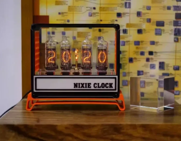 Horloge Nixie rétro avec boîtier rectangle orange