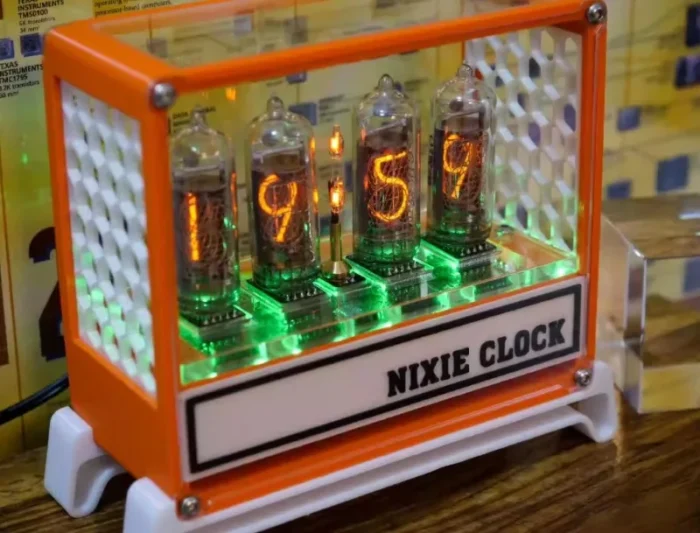 Horloge Nixie rétro avec boîtier rectangle orange