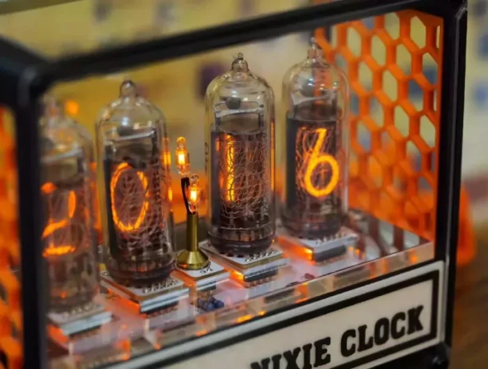 Horloge Nixie rétro avec boîtier rectangle orange