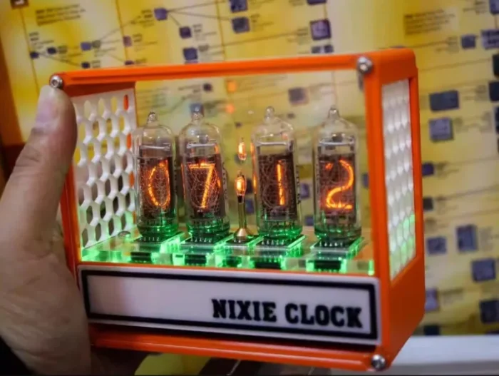 Horloge Nixie rétro avec boîtier rectangle orange