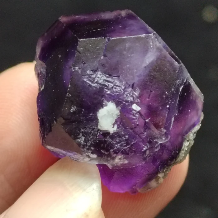 Pierre minérale fluorite bleue violette