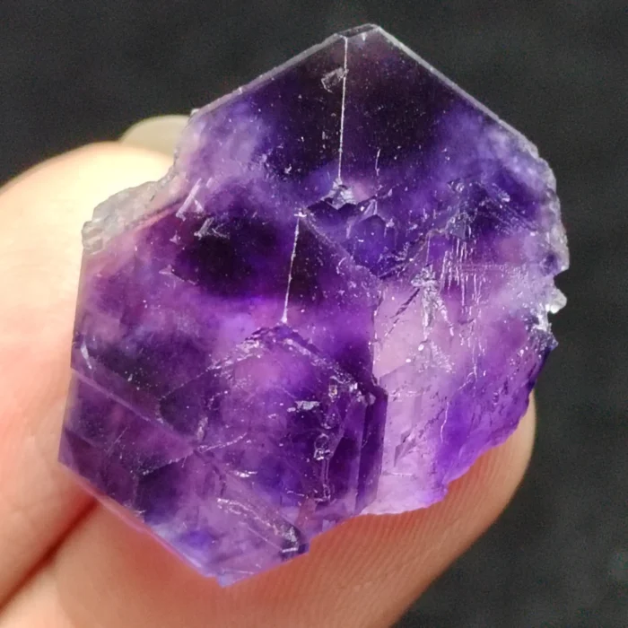 Pierre minérale fluorite bleue violette