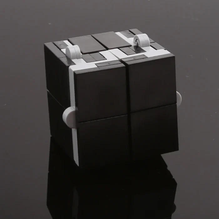 Cube infini plastique modèle