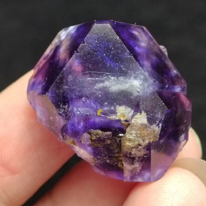 Pierre minérale fluorite bleue violette