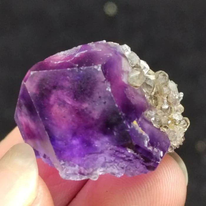 Pierre minérale fluorite bleue violette