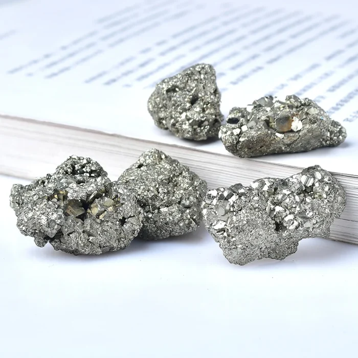 Pierre de pyrite naturelle brute