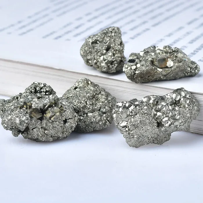 Pierre de pyrite naturelle brute