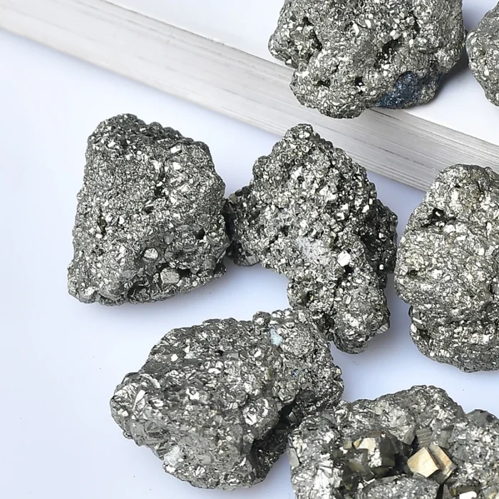 Pierre de pyrite naturelle brute