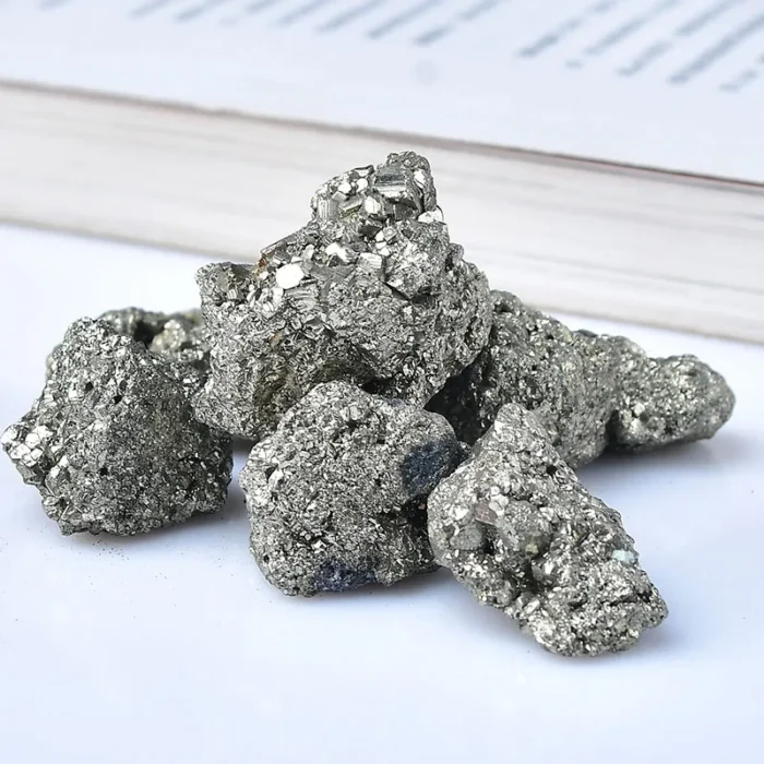 Pierre de pyrite naturelle brute