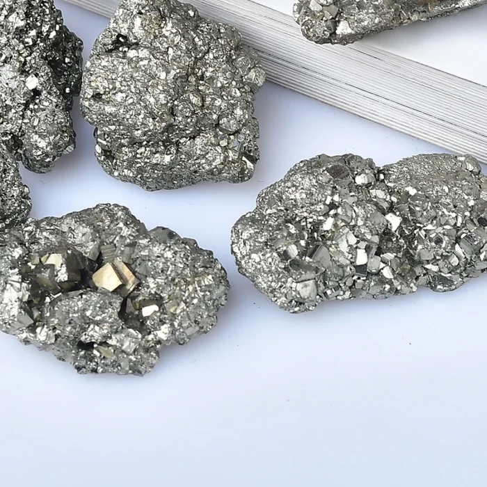 Pierre de pyrite naturelle brute